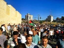 فلسطينيون يتسلقون الجدار الإسرائيلي الفاصل من جهة رام الله