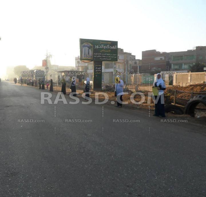 سلسلة بشرية ضد الانقلاب بقرية منية سمنود