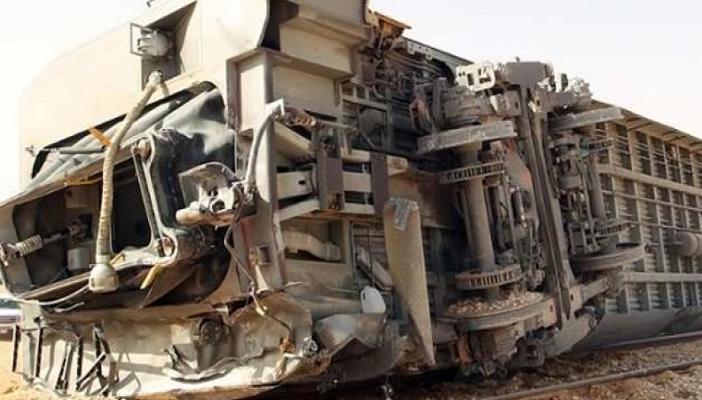 خروج قطار بضائع عن القضبان بقنا