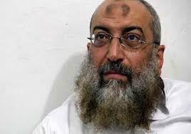 عضو مستقيل من النور يشير لبرهامي بعلامة رابعة أثناء خطبته