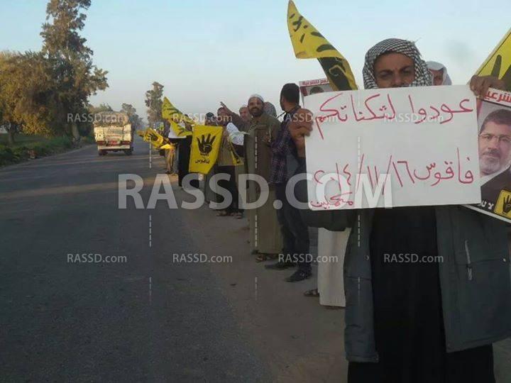 سلسلة بشرية في فاقوس ضمن فعاليات أسبوع “عودوا إلى ثكناتكم”