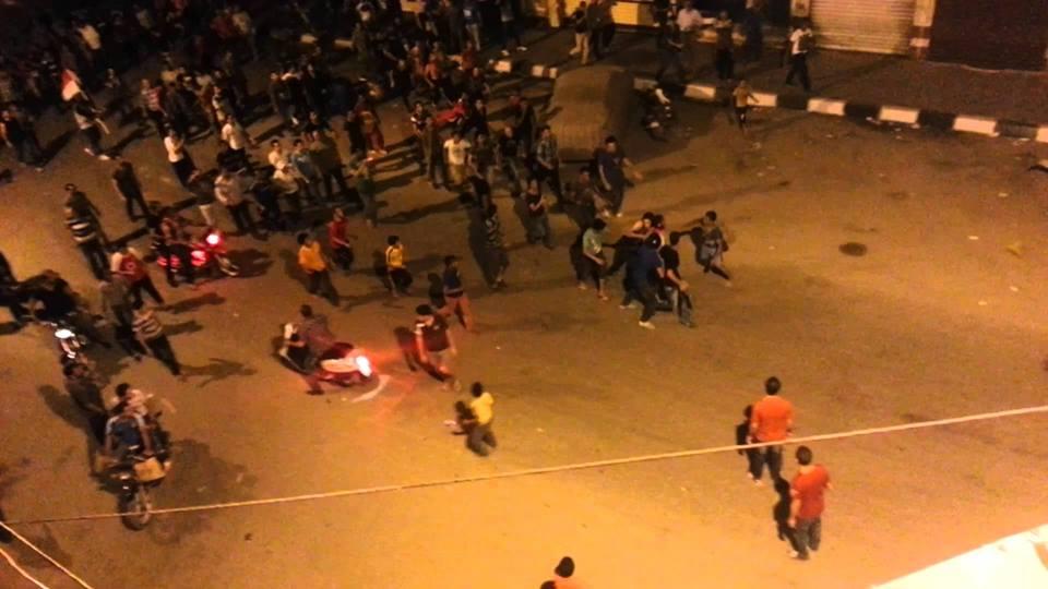 بالفيديو أمناء شرطة يتلقون”علقة”على يد مواطنين لانتحالهم صفة ضباط