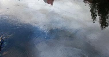 ظهور بقعة زيت في نيل نجع حمادي