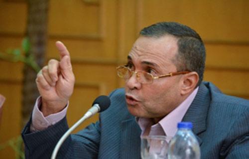 محضر ضد محافظ الإسماعلية لإشارته البذيئة بالإصبع