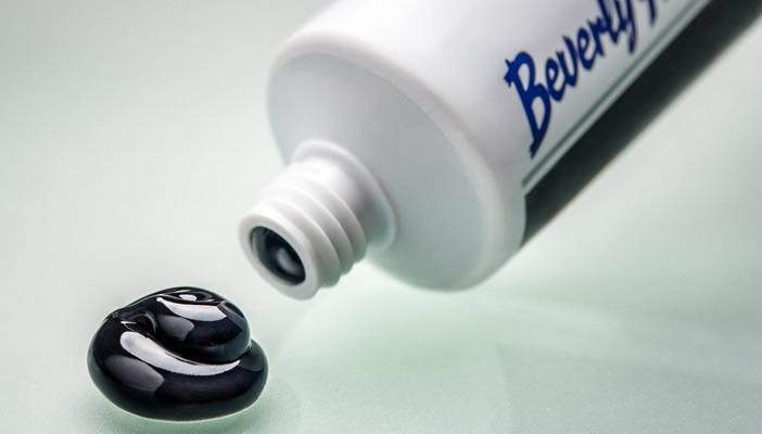 المعجون الأسود لأسنان ناصعة البياض