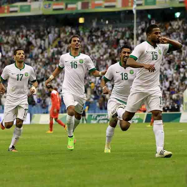 السعودية تسجل أولى انتصاراتها بالفوز على البحرين