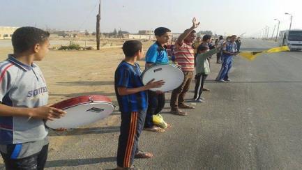 سلسلة بشرية في قصر الباسل بالفيوم تنديدًا بحكم العسكر