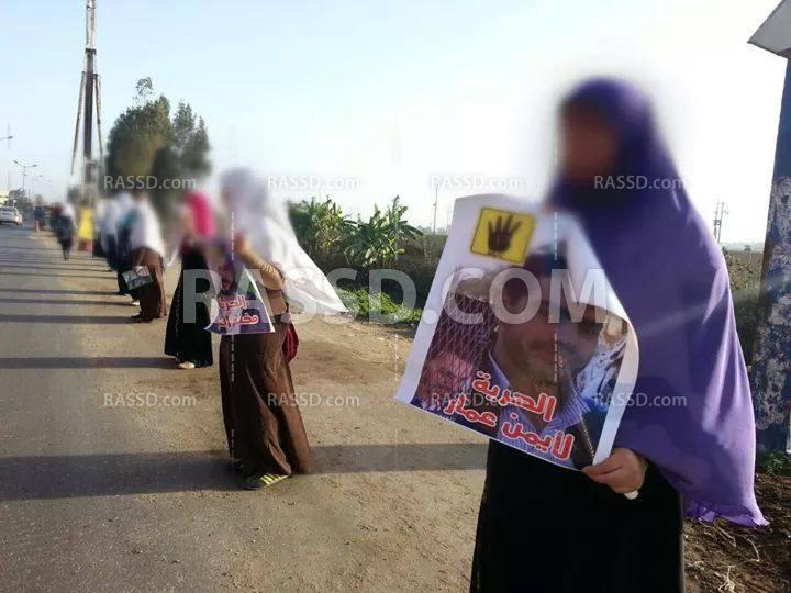 سلسلة بشرية على طريق دمياط المنصورة للإفراج عن المعتقلين