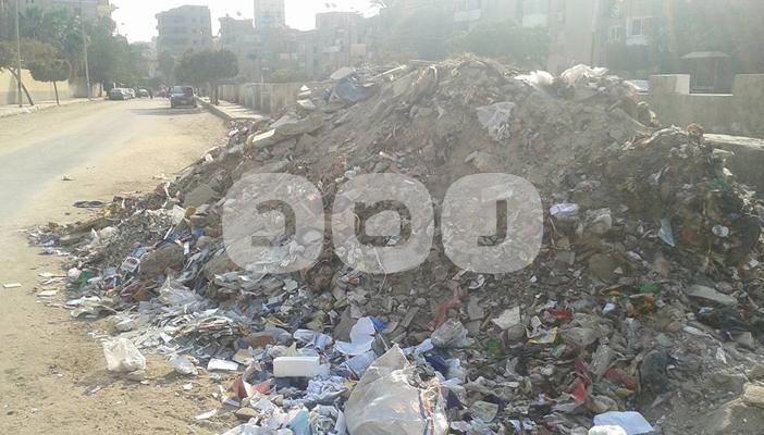 بالصور.. مخلفات البناء والقمامة تغزو شوارع الفيوم