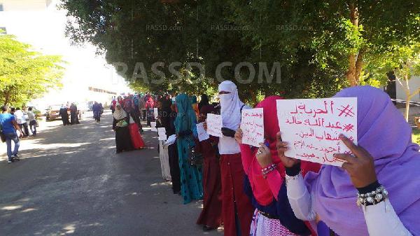 سلسلة بشرية لطلاب ضد الانقلاب ‫بأسوان