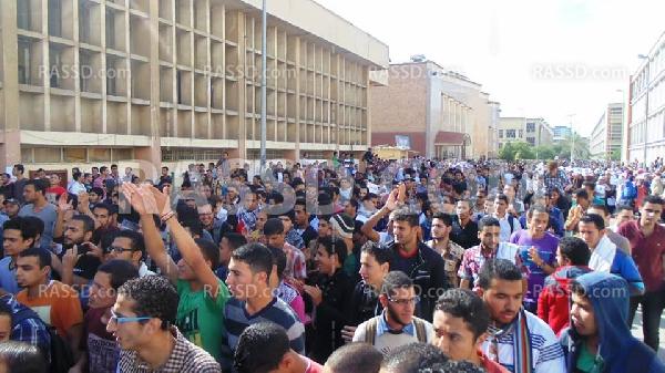 طلاب المنصورة يتظاهرون تنديدا باقتحام الداخلية لجامعتهم