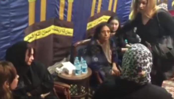 بالفيديو.. سارة طارق تحاول طرد طليقة “طرابيك” ونجله من العزاء