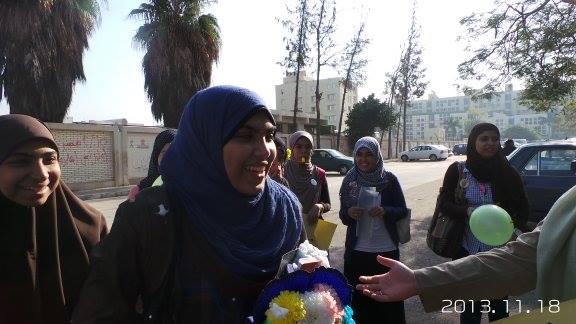 طلاب تجارة عين شمس يحتفلون بالإفراج عن زميلة لهم