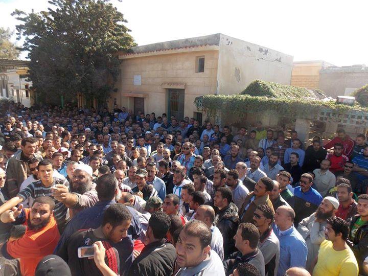 المئات يشيعون جنازة ضحايا حادث أهالي معتقلي بورسعيد