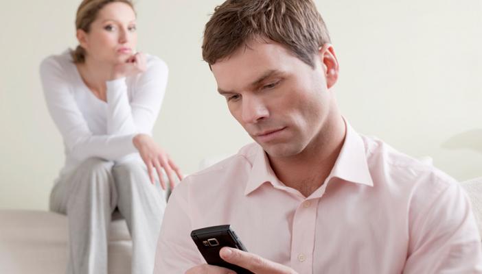 تعرف على الخيانة الإلكترونية بين الزوجين.. أسبابها وكيفية التصرف معها