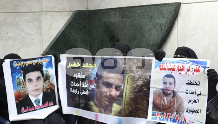 بالصور.. وقفة صامتة داخل نقابة الصحفيين لأهالي المختطفين قسريًا