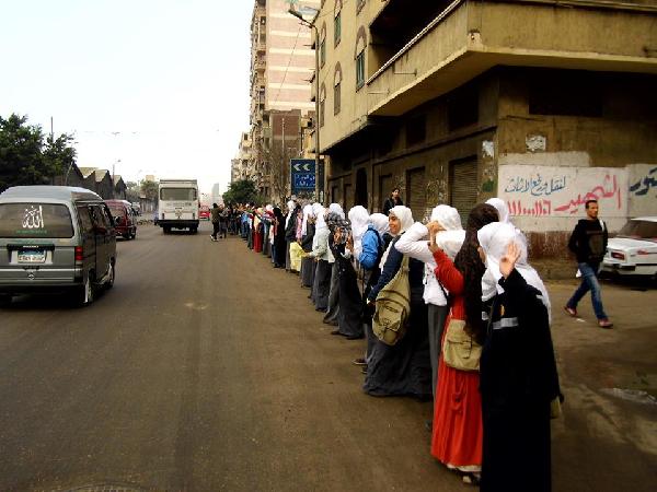 سلسلة بشرية  لأحرار الاسكندرية ضد اعتقال الفتيات