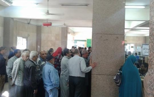 مواطنون يحتجون على استمرار تعطل بطاقات صرف الخبز بالجيزة