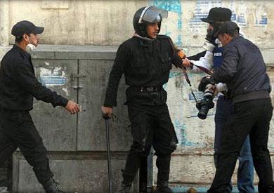 أمن الانقلاب يعتقل صحفيين أثناء تصوريهم سحل بنات الأزهر