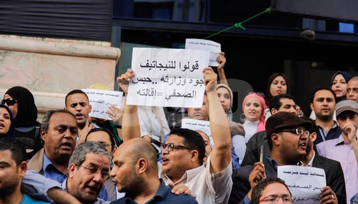 بعد الحكم بحبس نقيب الصحفيين..”تويتر” يسخر: ابعتوا أساميهم للجنة العفو