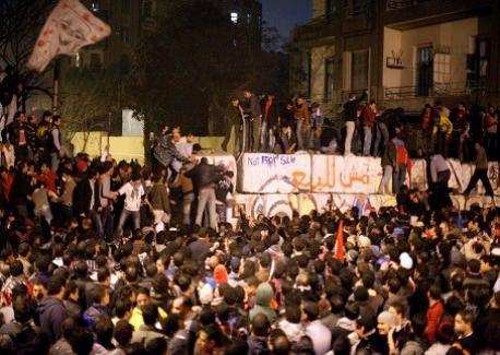 الألاف يهتفون في محمد محمود ضد العسكر