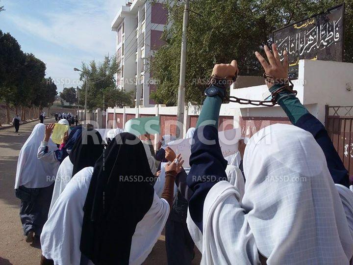 مسيرة لأزهريات ديروط مكبلات بالسلاسل تضامنًا مع المعتقلات