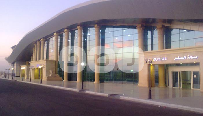 موظف في مطار سوهاج يهرب مواد مخدرة لأحد الركاب