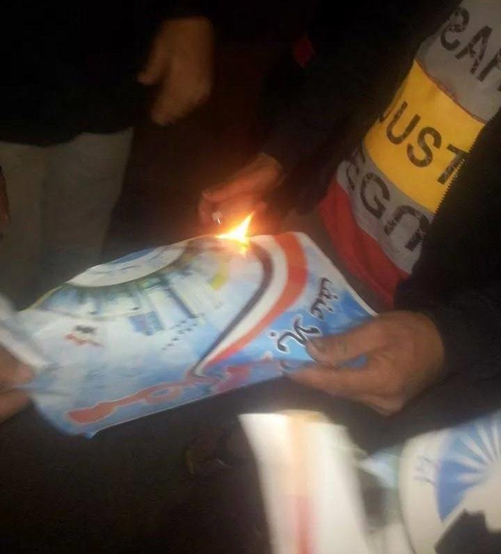 أهالي ‫‏كرداسة‬ يحرقون ملصقات لحزب النور