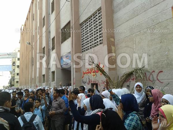 طالبات ينظمن وقفة احتجاجية بعد التعدي بالضرب علي زميلة لهم