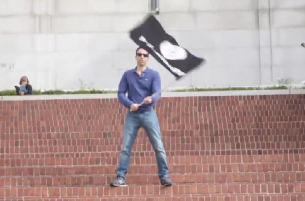 فيديو| شاب يرفع علم داعش بجامعة أمريكية