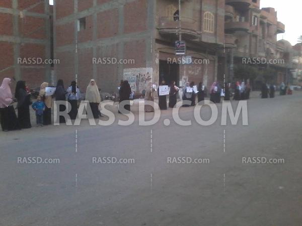 سلسلة بشرية لـ”نساء ضد الانقلاب” بسمنود