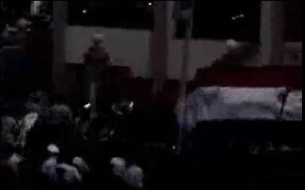 وائل عباس ينشر فيديو للداخلية وهي تمزق علم مصر