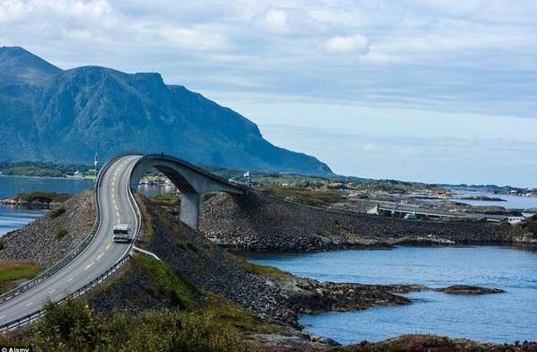 فيديو| “الجسر المخمور” أخطر طريق في العالم