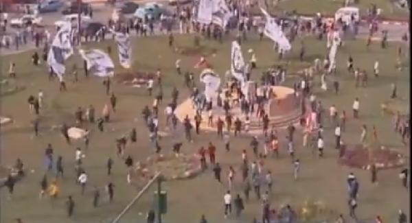 بالفيديو..لحظة هروب أنصار السيسي أمام الثوار في التحرير