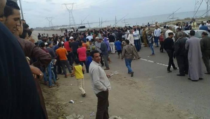 بالصور.. مواطنون يقطعون الطريق الدولي احتجاجًا على مصرع 9 من أبنائهم