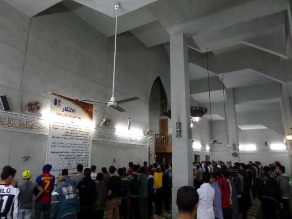 طلاب حلوان يؤدون صلاة الغائب علي أرواح شهداء مجزرة الأزهر