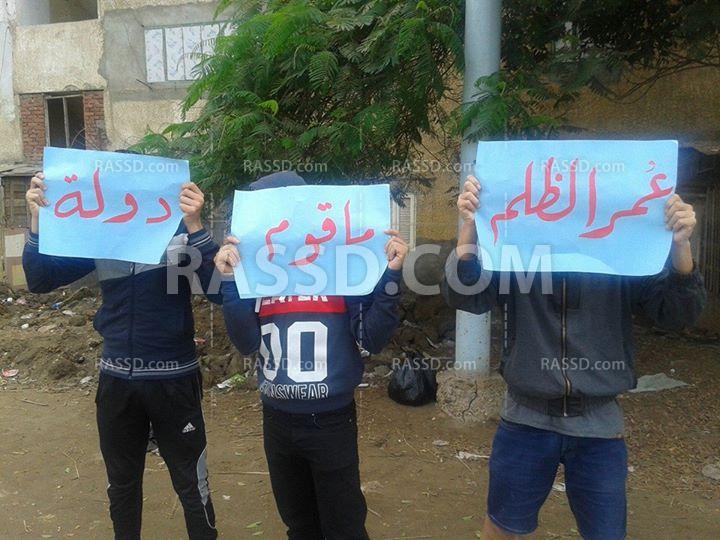 سلسلة بشرية في المطرية تنديدًا باعتقال فتيات الأزهر