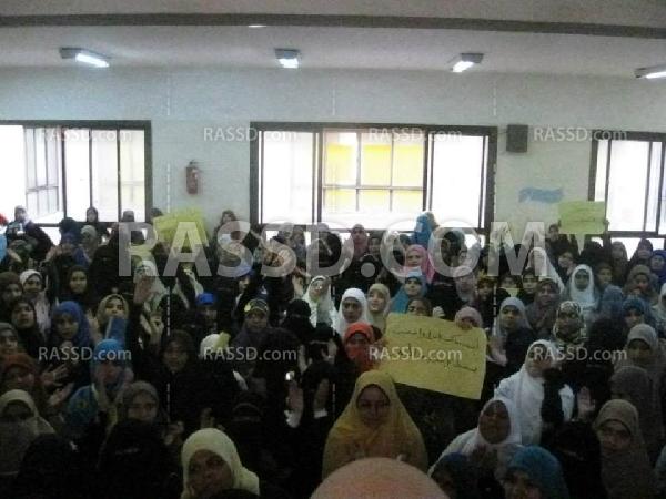 طالبات الدراسات الاسلامية بالمنصورة يتظاهرن رفضا للعسكر