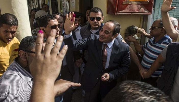 منصور والطيب وإسماعيل بلجنة واحدة بإشراف نجلة بركات وخطأ باسم “السيسي”