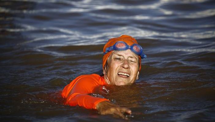 بالصور.. السفيرة الهولندية بالسودان تسبح في النيل بعد 10 آلاف إعجاب