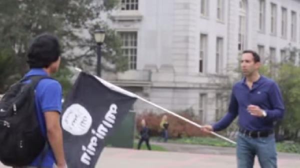 فيديو..امريكي يرفع علم “داعش” وأمريكيين يقدمون له التحية