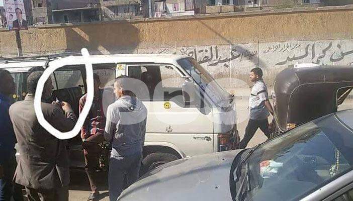 بالصور.. الشرطة النسائية توزع الحلوى على الناخبين بالشرقية