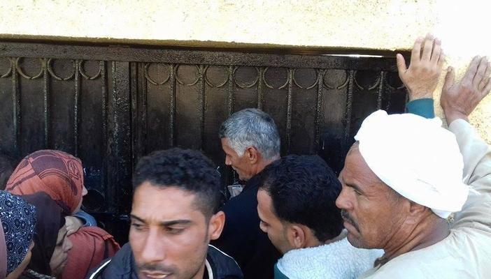 بالصور.. قاضٍ يغلق لجنة انتخابية أمام الناخبين بالشرقية لتناول الإفطار