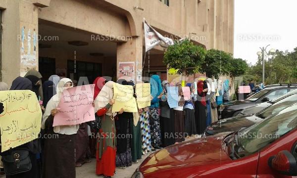 وقفة للأزهريات تزامنًا مع استئناف زميلاتهن على حبسهن 5 سنوات