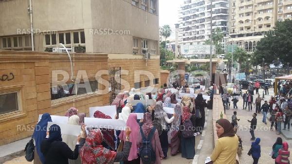 مسيرة بالمجمع الطبي في الإسكندرية تنديدًا باعتقال الفتيات