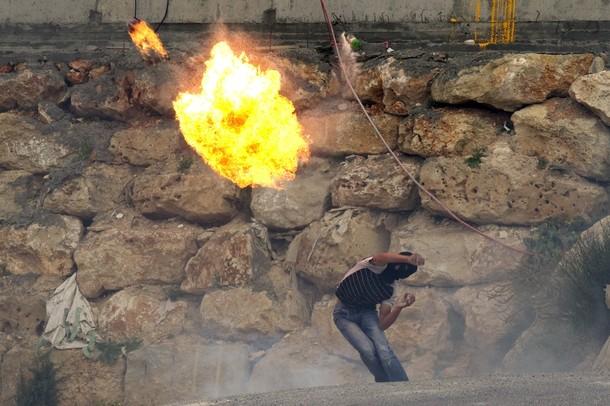 فلسطينيون يلقون زجاجات حارقة على سيارات الاحتلال بالقدس