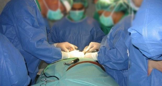 إخراج جنين من بطن شاب في الهند