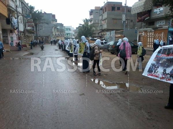 سلسلة بشرية لطلاب البصارطة في دمياط تنديدًا باعتقال زملائهم