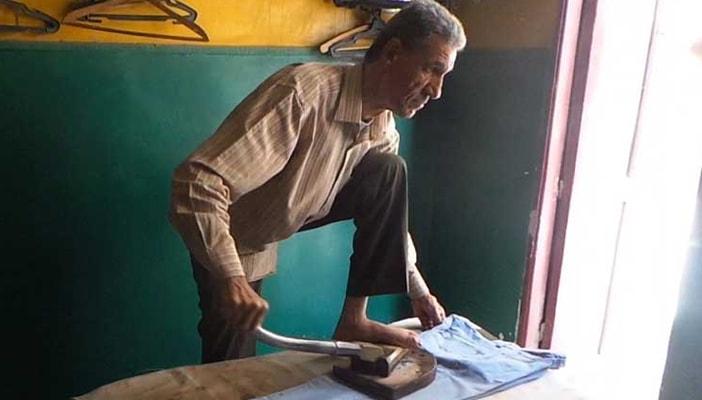 اندثار مهنة “مكواة الرجل” في المنيا