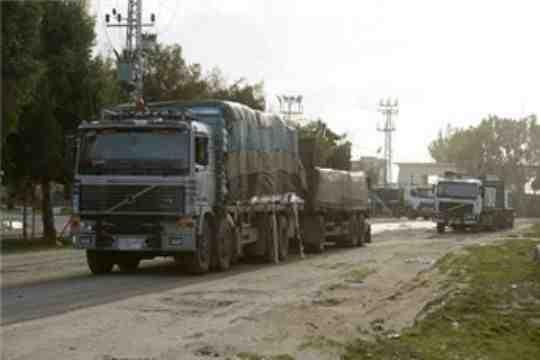 128 شاحنة محملة بمواد البناء تدخل غزة اليوم